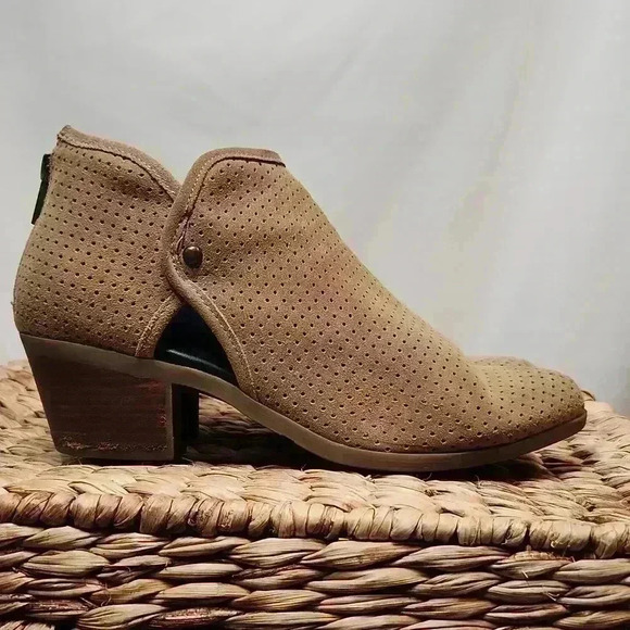 Adam Tucker by Me Too Tabbie Booties - Picture 1 of 13